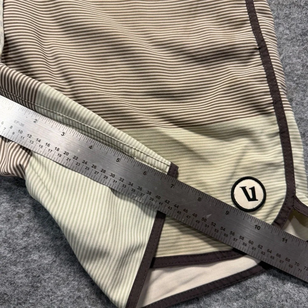 Vuori V314 Mens 32 Cruise Striped Board Shorts 7IN Brown Tan Swim Trunks Unlined